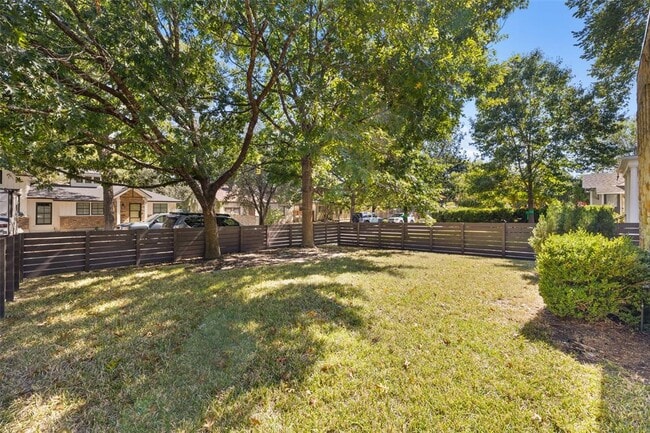 Building Photo - 2410 Sharon Ln