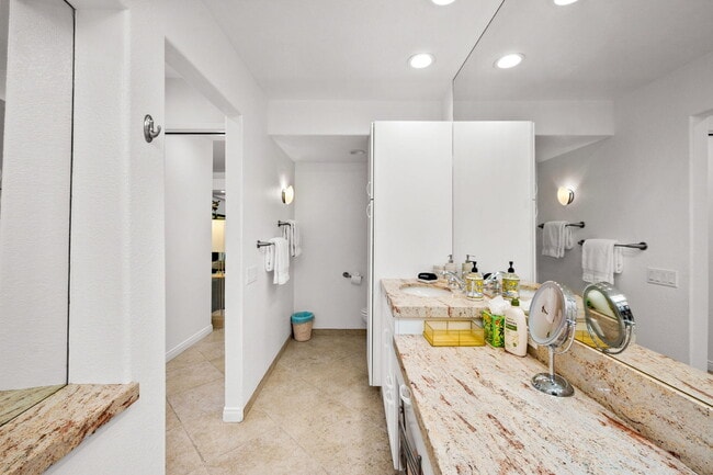 Building Photo - 73416 Mariposa Dr