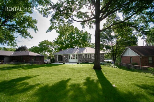 Building Photo - Beautifully updated split level with Finis...