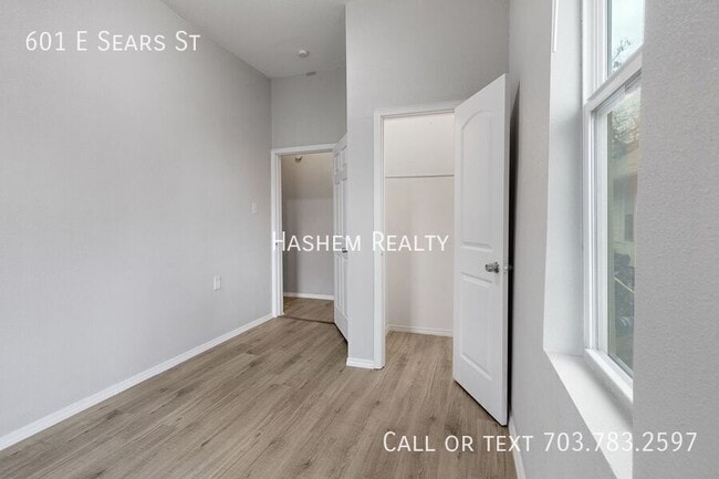 Building Photo - 601 E Sears St