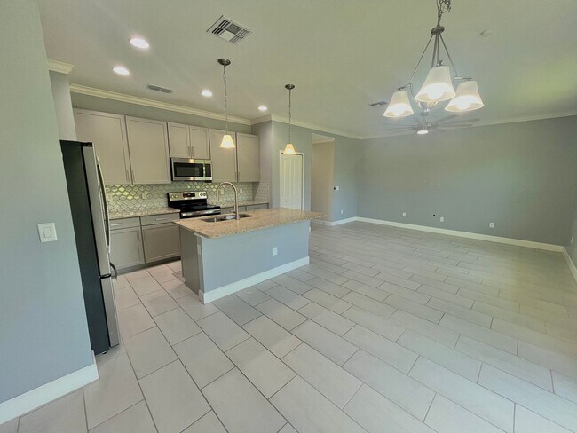 Building Photo - Beautiful 3 Bed, 2.5 Bath Townhome in Mode...
