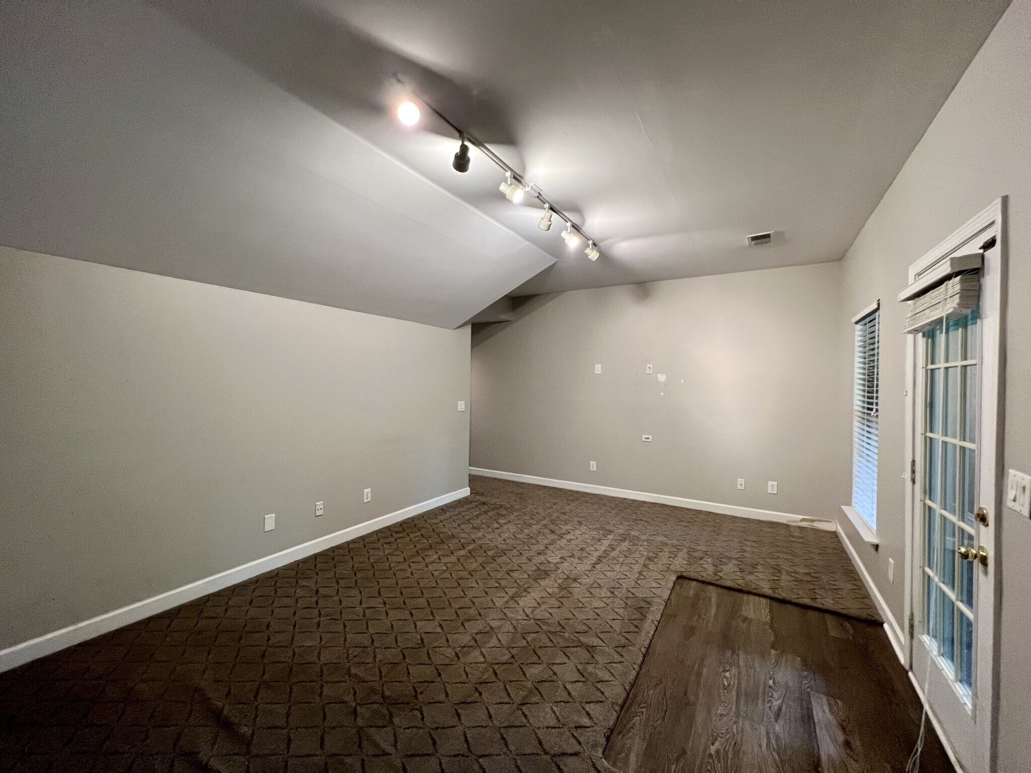 Building Photo - 116 Carriage Ct