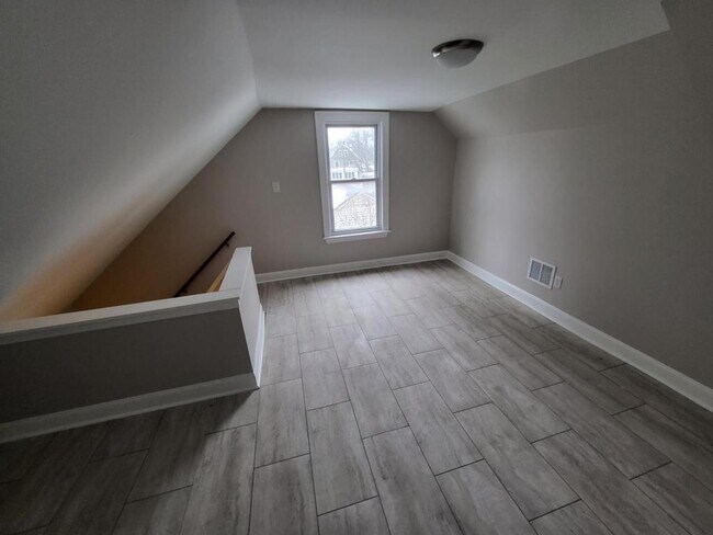 Building Photo - 137 Peck Ave