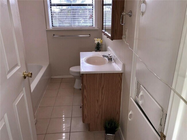 Building Photo - 307 S Mustang Ave