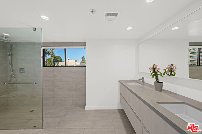 Building Photo - 10660 Wilshire Blvd
