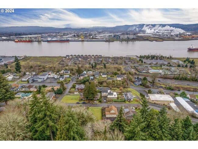 Building Photo - Beautifully updated, furnished home with wrap around porch and Columbia River Views!