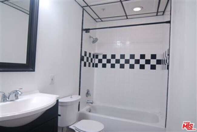 Building Photo - 108 W 2nd St