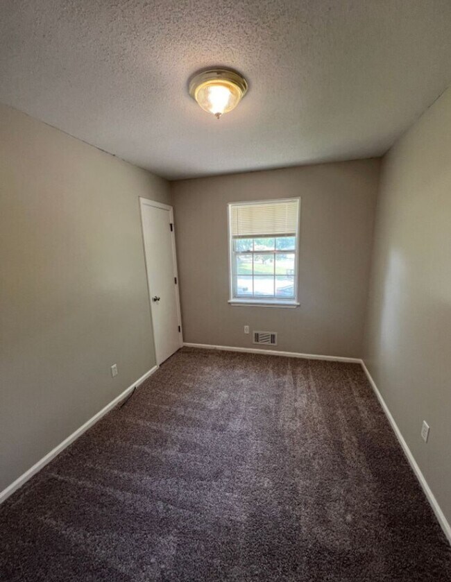 Building Photo - Spacious 3 Bedroom Home with Bonus Basement Space!