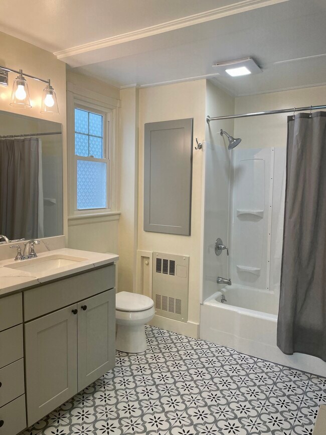 Building Photo - 14 Tyler St