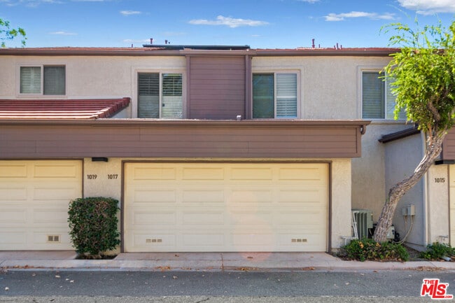 Building Photo - 1017 Via Colinas