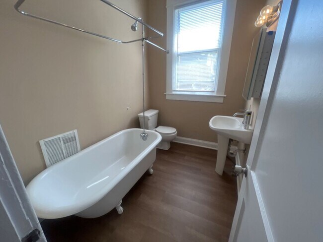 Building Photo - 1860/1862 Court Avenue