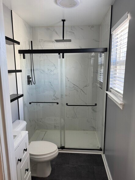 Master bathroom - 517 Aidone Dr