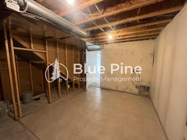 Building Photo - 3829 E Lorna Ave