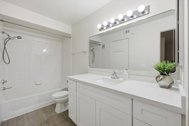 Building Photo - Nice Upgraded 2 Bedroom Condo in Gated Community - Eastern and 215