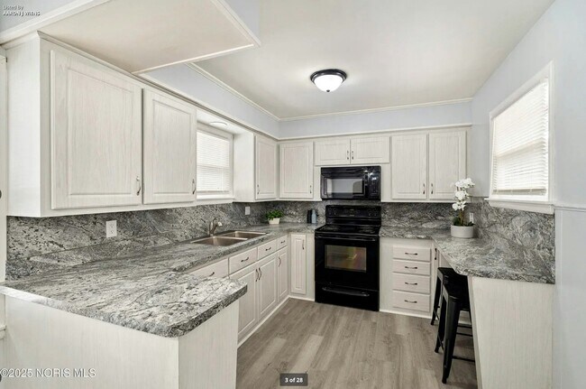 Building Photo - 4841 Leamington Ave
