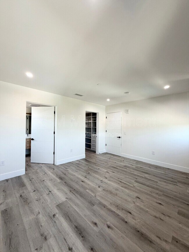 Building Photo - 5923 Laurel Canyon Blvd