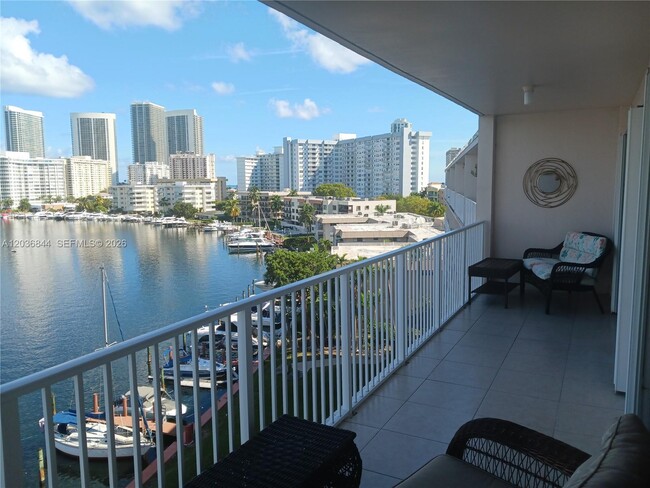 Building Photo - 400 Golden Isles Dr