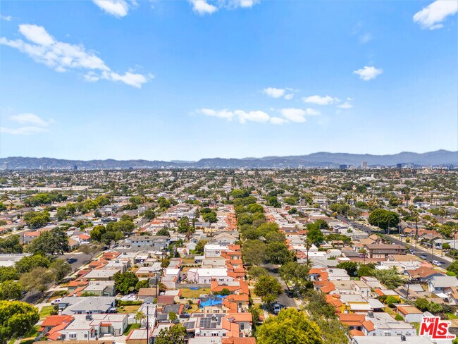 Building Photo - 3871 Roxton Ave