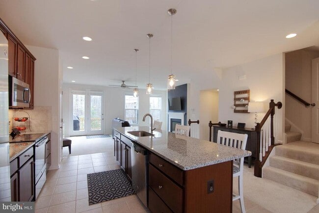 Building Photo - 136 Solara Dr