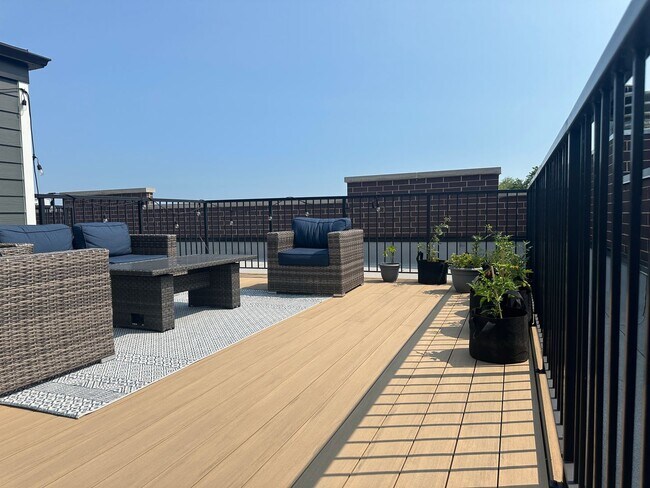 Building Photo - Pet Friendly 3 Bed 2 Bath Condo Quality in...