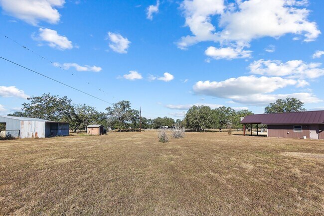 Building Photo - Hill Country Retreat