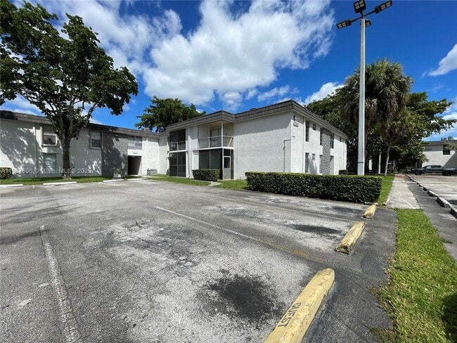 Building Photo - 10361 N Kendall Dr