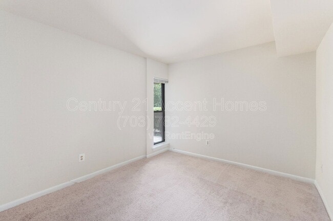Building Photo - 5805 Royal Ridge Dr