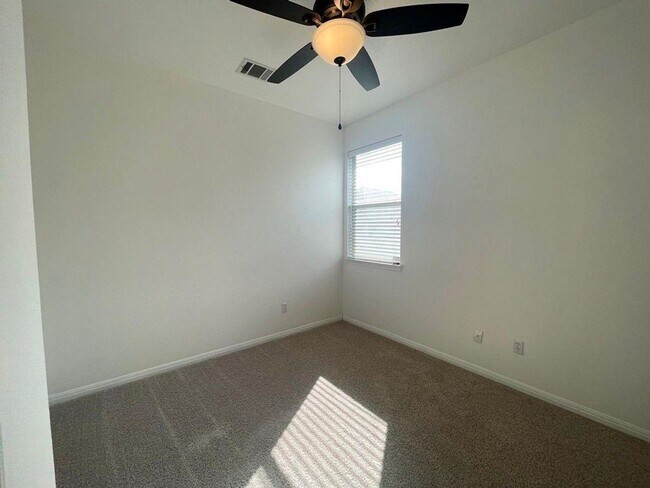 Building Photo - Nice home available in Brookside Subdivision!