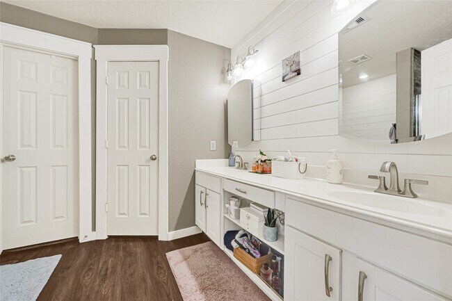 Building Photo - 9825 Hyacinth Way