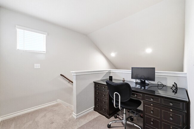 Building Photo - 5602 Chestnut Xing