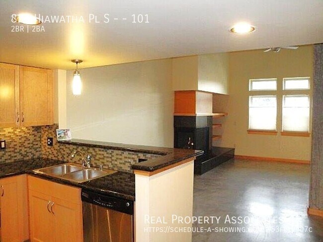 Building Photo - 827 Hiawatha Pl S