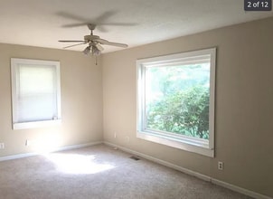 Building Photo - Charming, Spacious, renovated 2 Bedroom Units in a GREAT location!