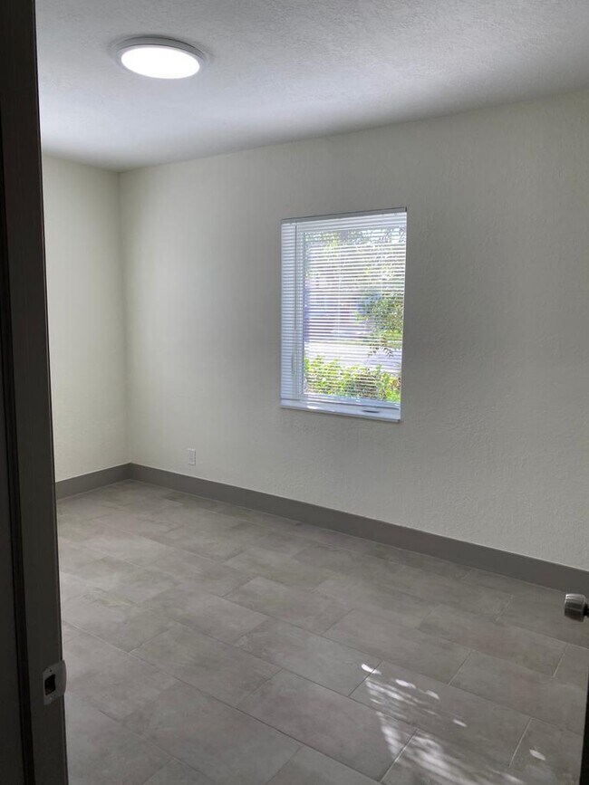 Building Photo - 1218 S B St