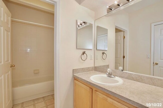 Building Photo - Amazing 3/2 Spacious Home with a Bonus Roo...