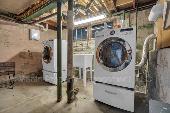 Building Photo - 184 William St