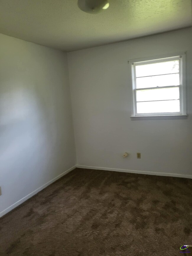 Building Photo - 303 Laverne Dr