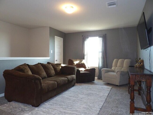 Building Photo - Beautiful and Spacious 4 Bedroom