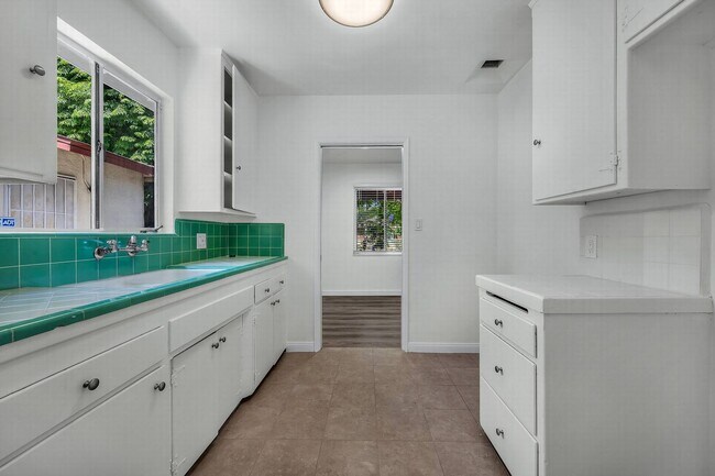 Building Photo - Large 1 bedroom with new floors!
