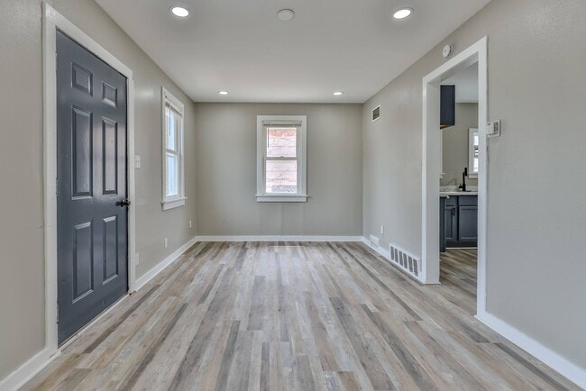 Building Photo - Cozy Home