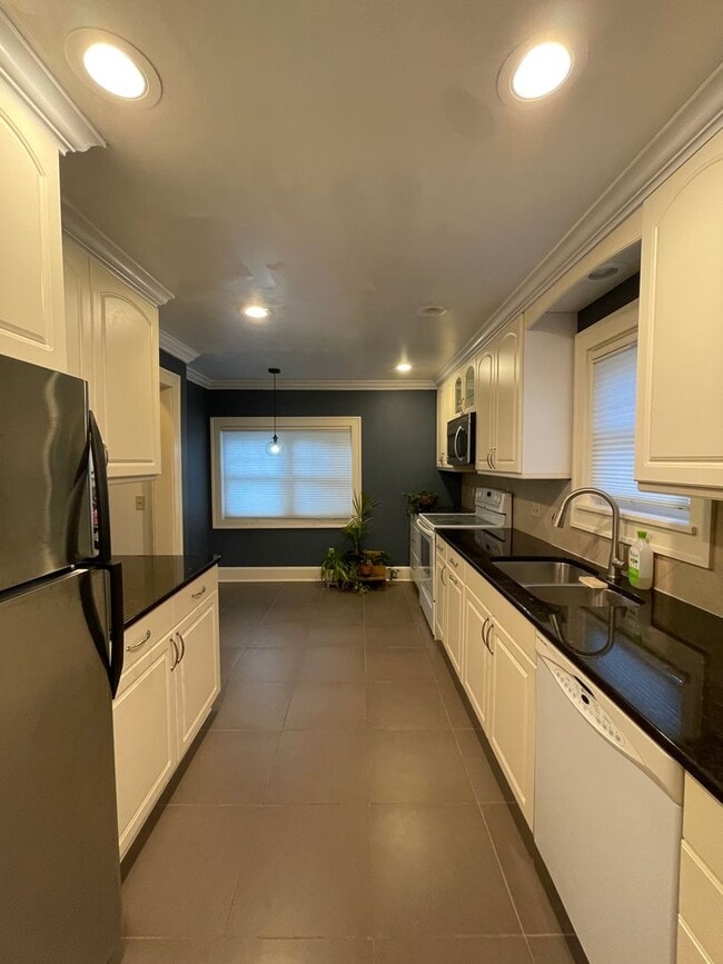 Building Photo - AVAILABLE JUNE - Beautiful 2 Bed 1 Bath Woodland Home