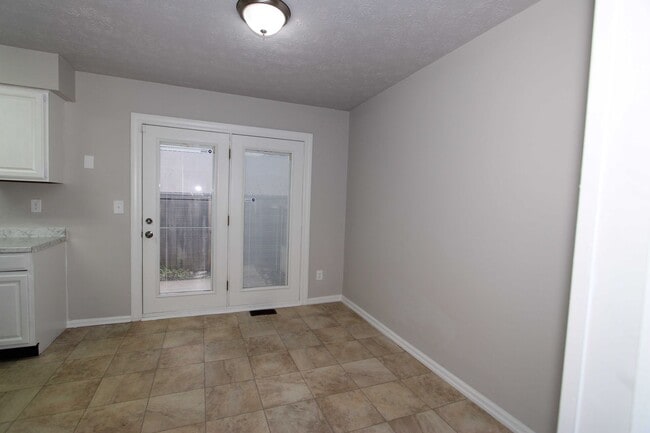 Building Photo - 2 Bed 1.5 Bath Condo