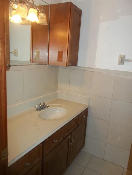 Building Photo - 6609 Golf Crest Dr
