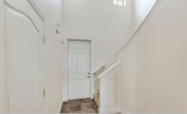 Building Photo - Montecito Community Townhome