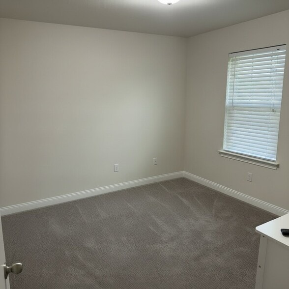 Building Photo - 337 Daleview Dr