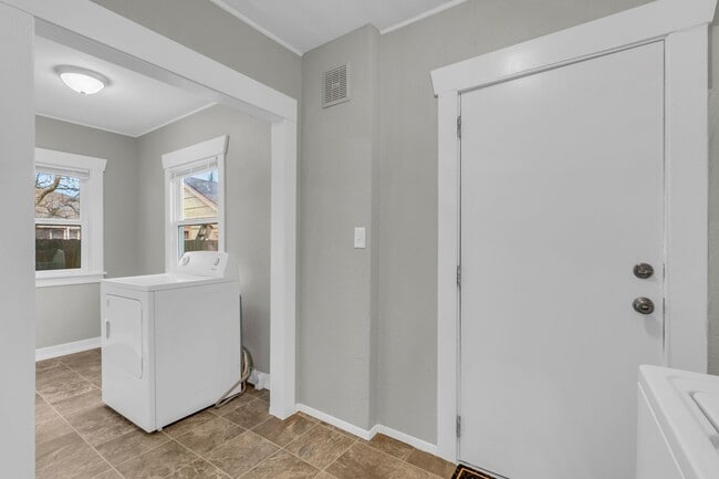 Building Photo - Welcome Home! Charming 3 bedroom Craftsman