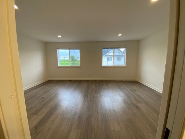 Building Photo - 3 Bedroom End Unit