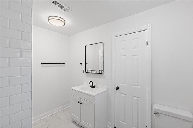 Building Photo - Newly renovated 2bed 2bath for rent!