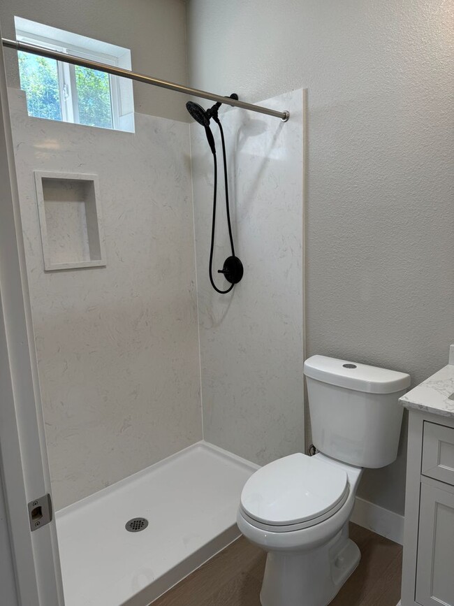 Building Photo - New Downtown Construction 650 Sqft. 1 Bedr...