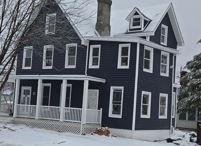 Building Photo - 916 Wolcott Ave