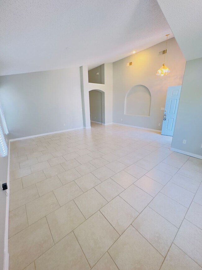 Building Photo - Beautiful 4 bedrooms 2 baths single family...